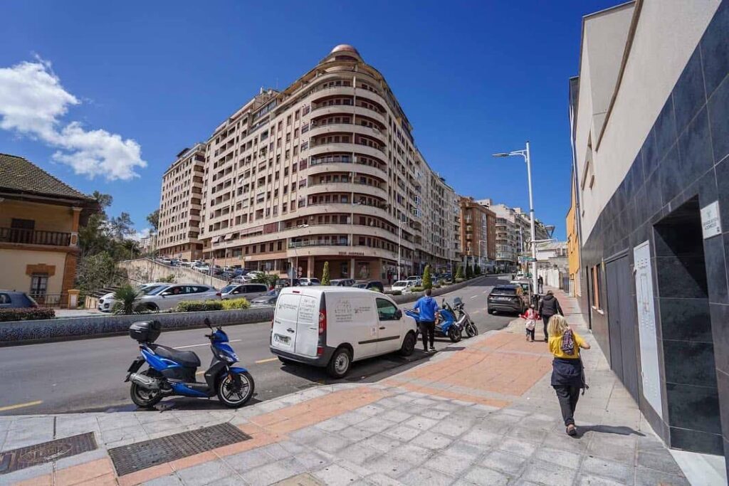 Cross the border from Morocco to Ceuta with a motorhome. 